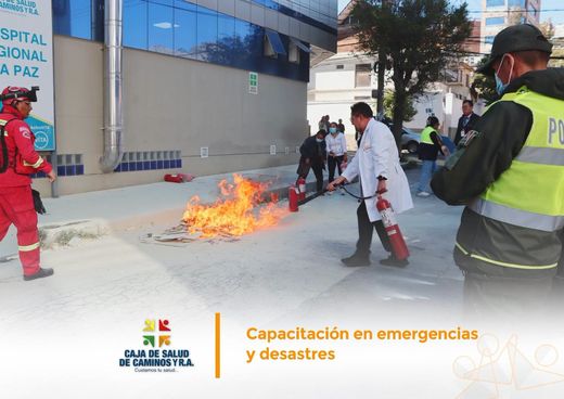 Personal de la Caja usa un extintor para apagar el fuego de un simulacro en la acera, frente al Hospital Regional La Paz.