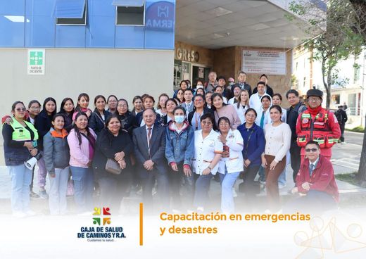Foto grupal del personal de la Caja de Salud de Caminos y de los bomberos frente al hospital.