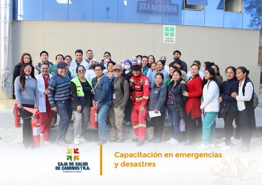 Foto grupal del personal capacitado junto a los bomberos y los extintores.