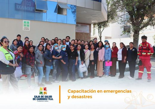 Otra foto grupal del personal capacitado junto a los bomberos.