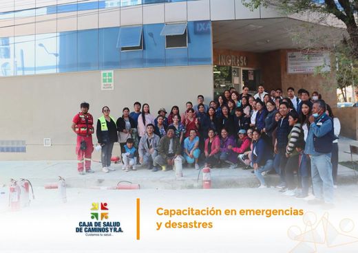 Todo el personal reunido frente al hospital al terminar la capacitación.